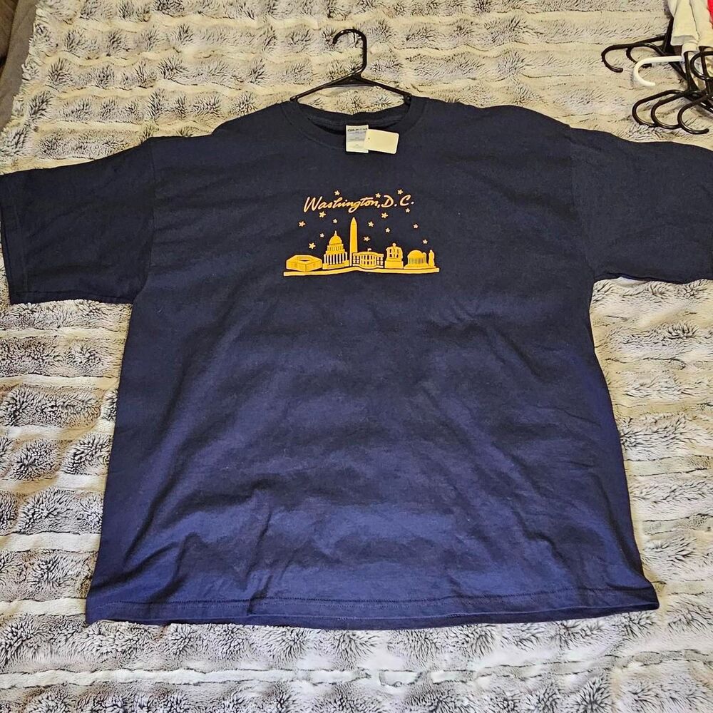 Gildan Men's Yellow and Navy T-shirt